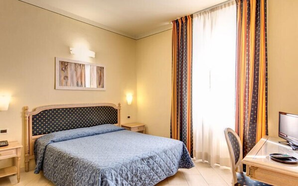 Een minibar, een kluis op de kamer, een bureau