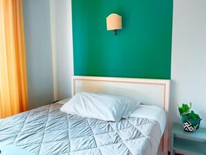 Minibaari, tallelokero huoneessa, työpöytä, silitysrauta/-lauta