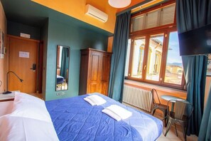 Een minibar, een kluis op de kamer, een bureau