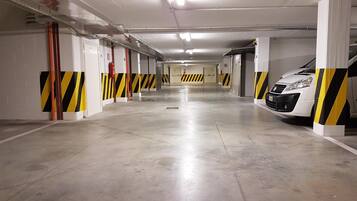 Parcheggio non assistito (EUR 30 a notte)