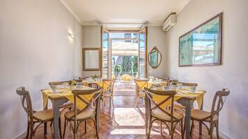 Colazione a buffet, servita tutte le mattine (4.90 EUR a persona)