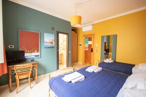 Minibar, brankas, meja kerja, dan setrika/meja setrika