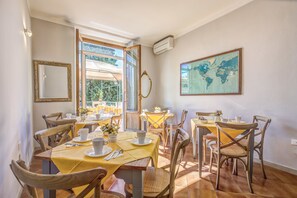 Tägliches Frühstücksbuffet (4.90 EUR pro Person)