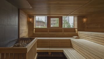 Un sauna avec des bancs en bois et une fenêtre donnant sur l’extérieur.