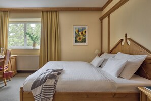 Rom – comfort, 1 dobbeltseng, balkong | Allergitestet sengetøy, safe på rommet, skrivebord og blendingsgardiner