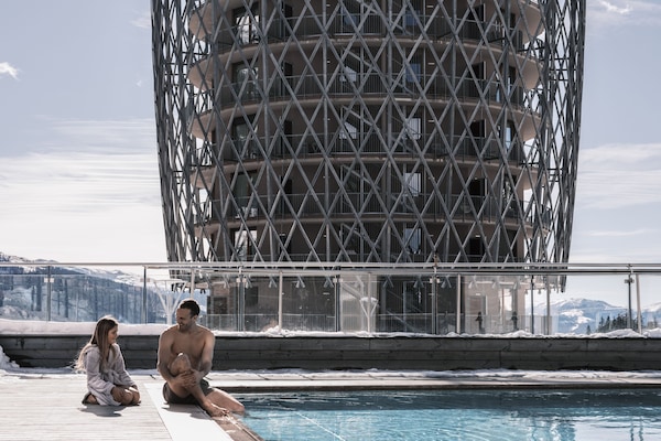 Innenpool, Außenpool, Sonnenschirme, Liegestühle