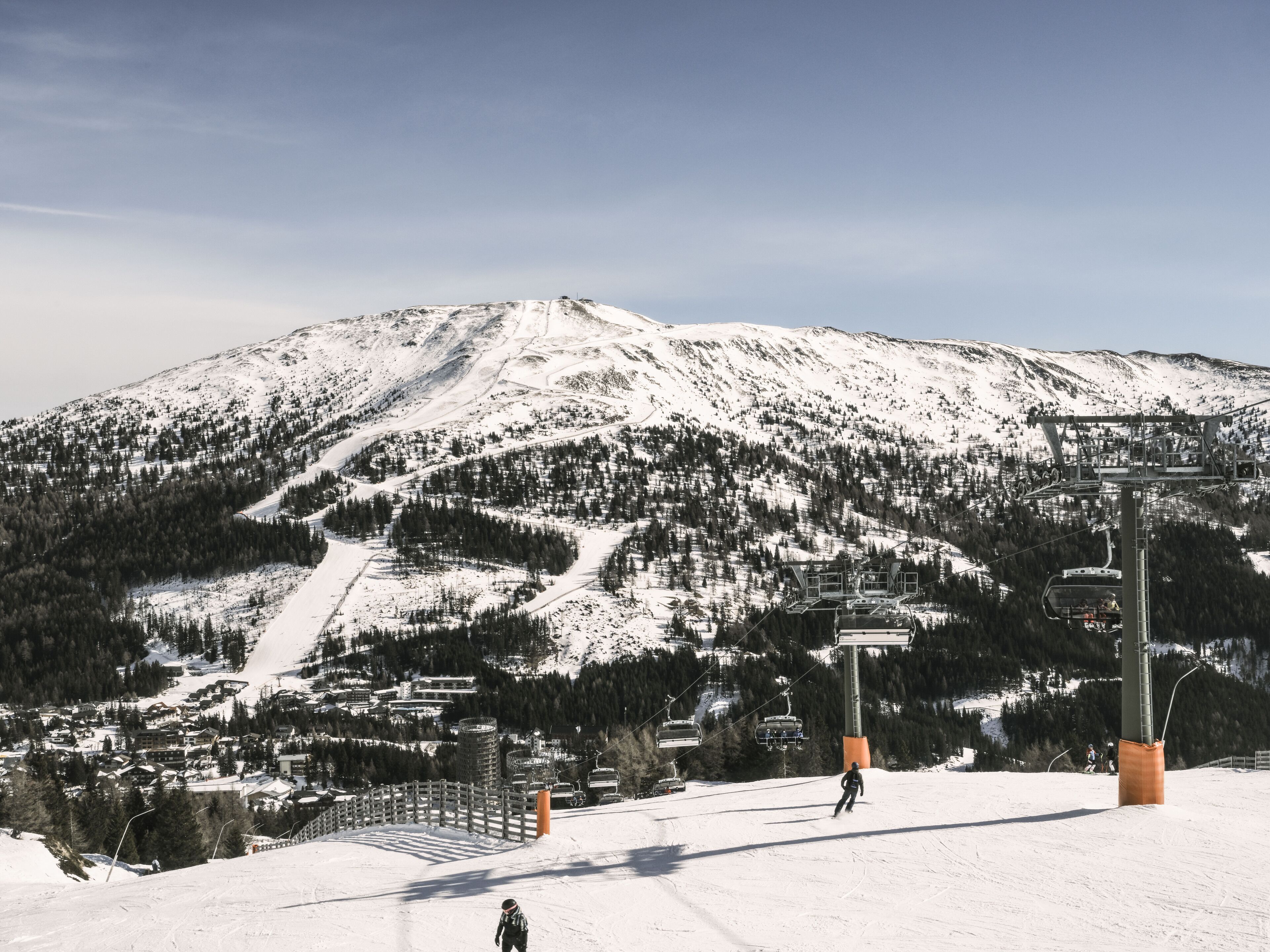 Une station de ski dotée d’un télésiège, de pistes enneigées et offrant une vue imprenable sur les montagnes.