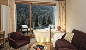 Minibar, coffres-forts dans les chambres, bureau, rideaux occultants