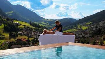 Piscina coperta, piscina all'aperto, lettini