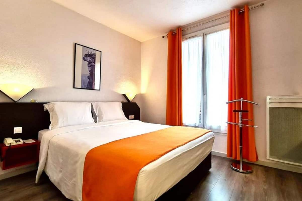 Standard Room, 1 Double Bed | Premium bedding, minibar, in-room safe, laptop workspace