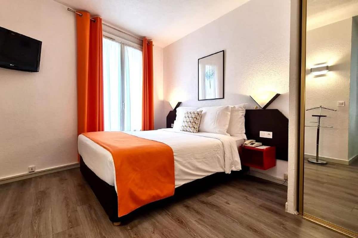 business double room, 1 queen bed, microwave | 1 bedroom, premium bedding, minibar, in-room safe