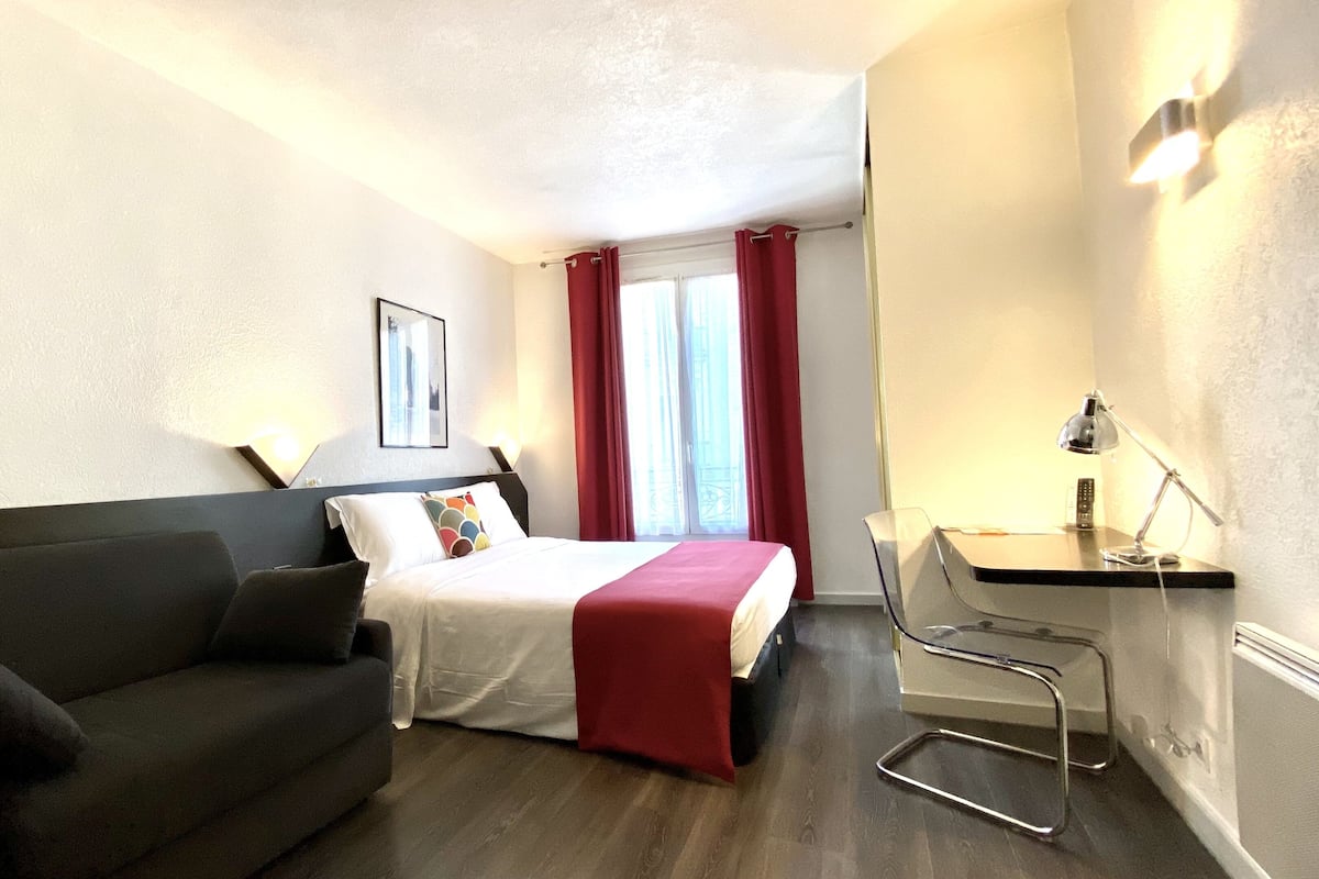 Classic Studio | Premium bedding, minibar, in-room safe, laptop workspace