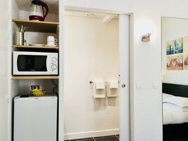 Quarto casal básico, 1 cama de casal | Micro-ondas