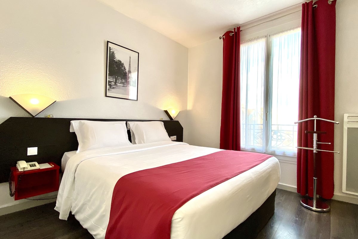 Standard Studio | Premium bedding, minibar, in-room safe, laptop workspace