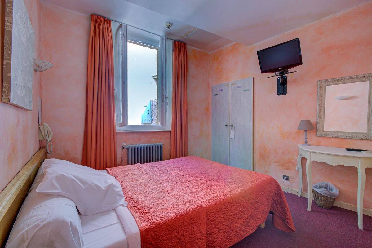 Quarto casal econômico | Quartos à prova de som, Wi-Fi de cortesia, roupa de cama