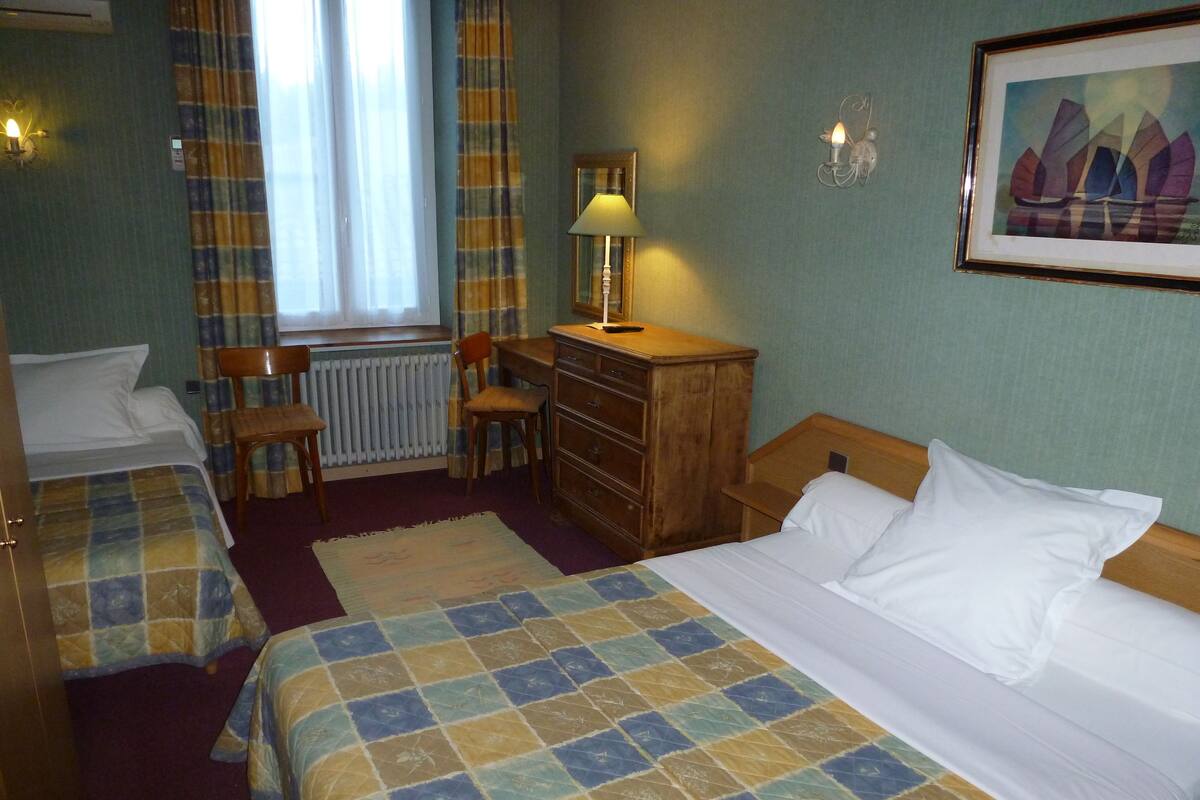 Quarto triplo | Quartos à prova de som, Wi-Fi de cortesia, roupa de cama