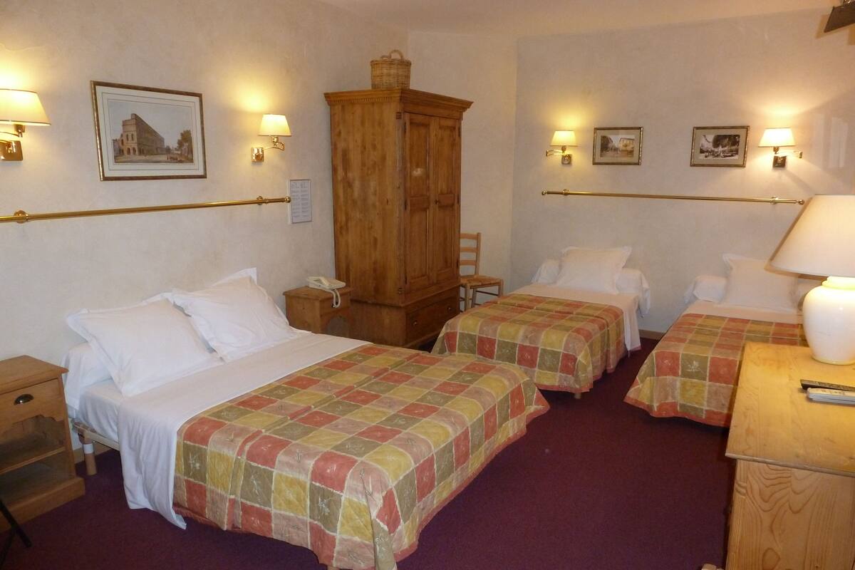 Quarto quádruplo | Quartos à prova de som, Wi-Fi de cortesia, roupa de cama