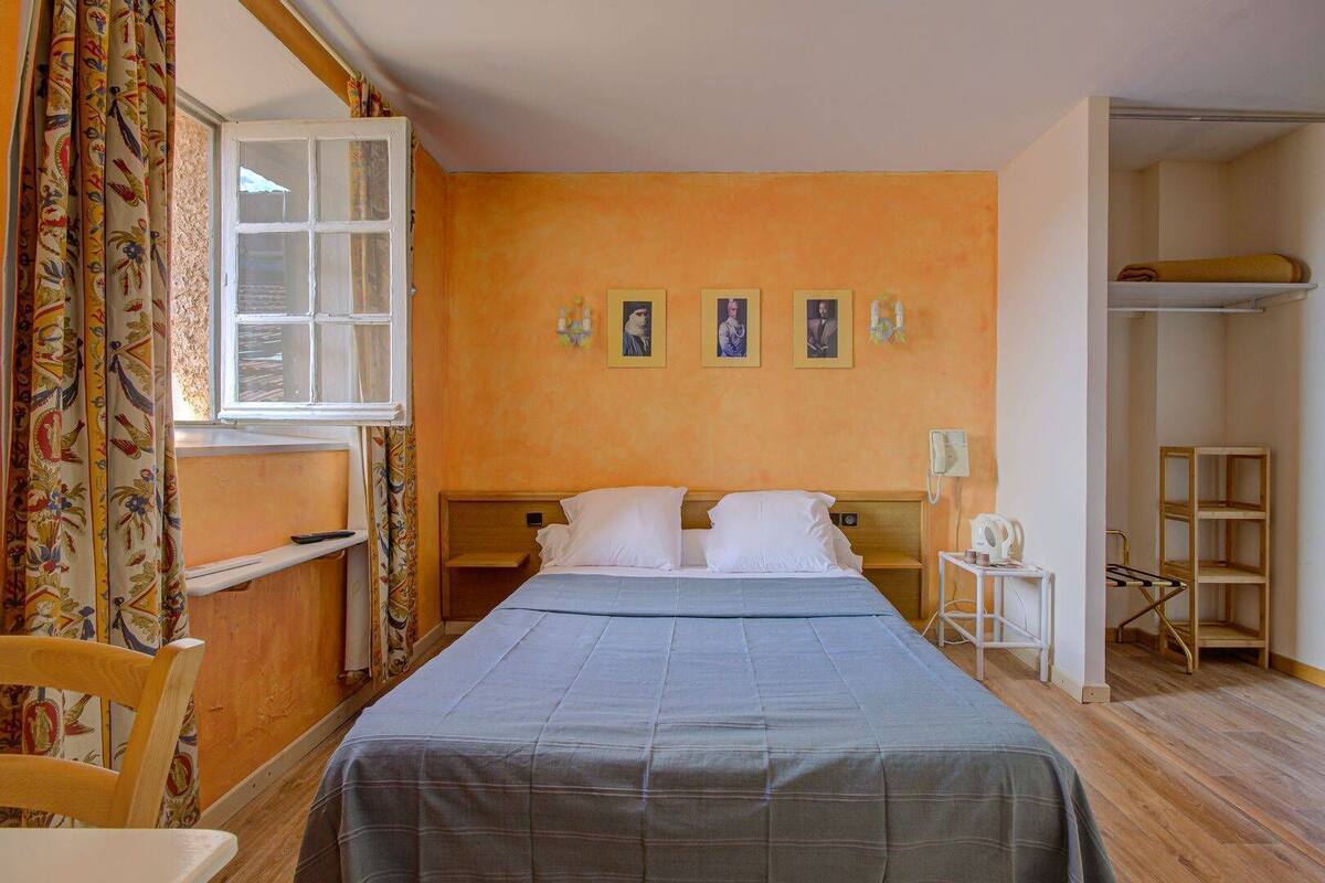 Quartos à prova de som, Wi-Fi de cortesia, roupa de cama