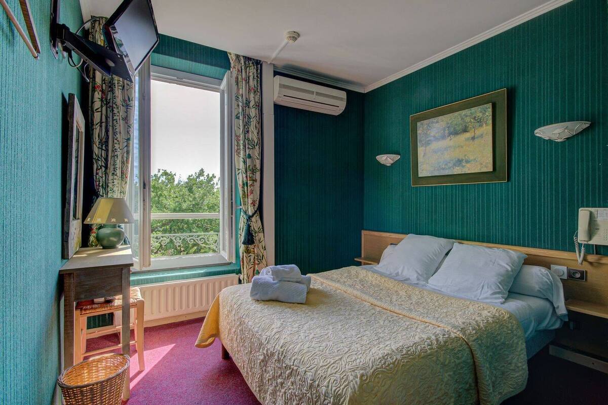 Quartos à prova de som, Wi-Fi de cortesia, roupa de cama