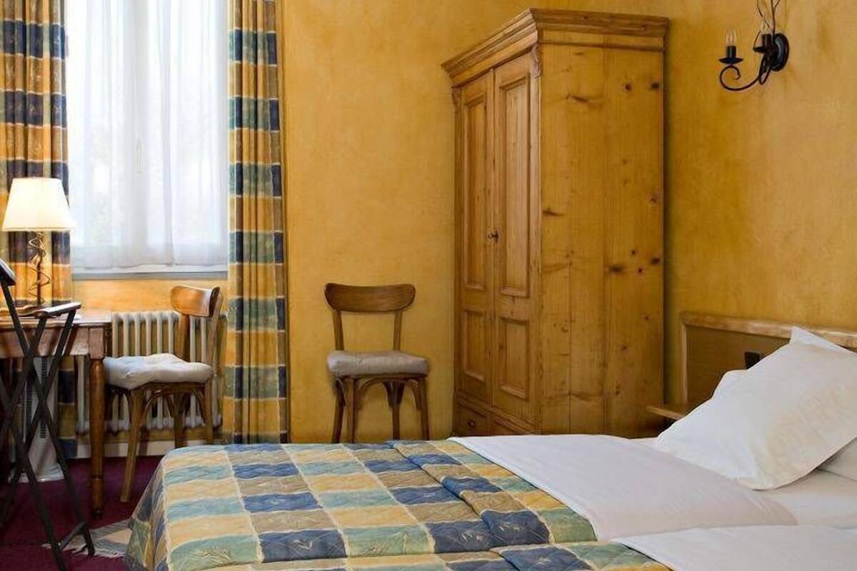 Quarto casal ou duplo clássico | Quartos à prova de som, Wi-Fi de cortesia, roupa de cama