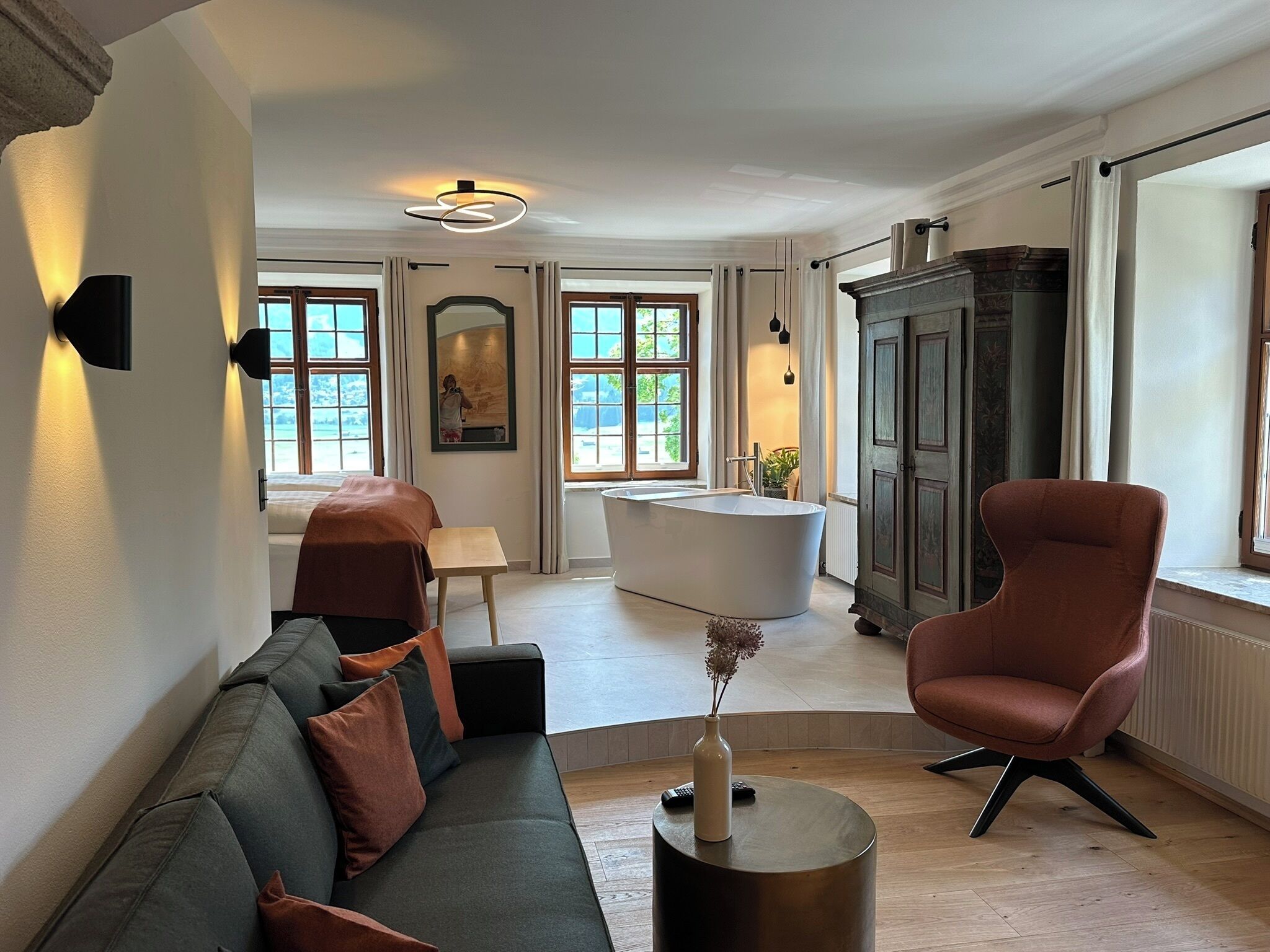 Studio Suite Mewah, 1 Tempat Tidur King, bathtub, tepi gunung | Area keluarga | TV layar datar, pemutar DVD, dan meja tenis meja