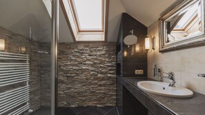 Exclusive Apartment, 3 Bedrooms | Bathroom - Ansitz Felsenheim (Lermoos)