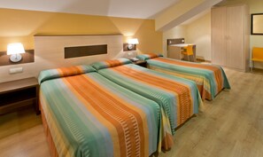 Desk, rollaway beds, free WiFi - Hotel Port 1730 (La Coma I la Pedra)