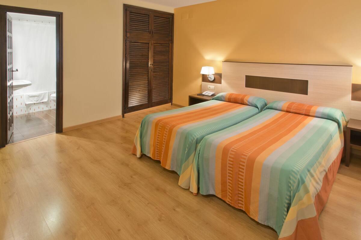 Habitación doble | Escritorio, camas supletorias, wifi gratis