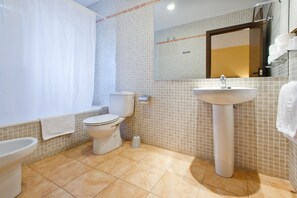 Bañera con ducha, toallas