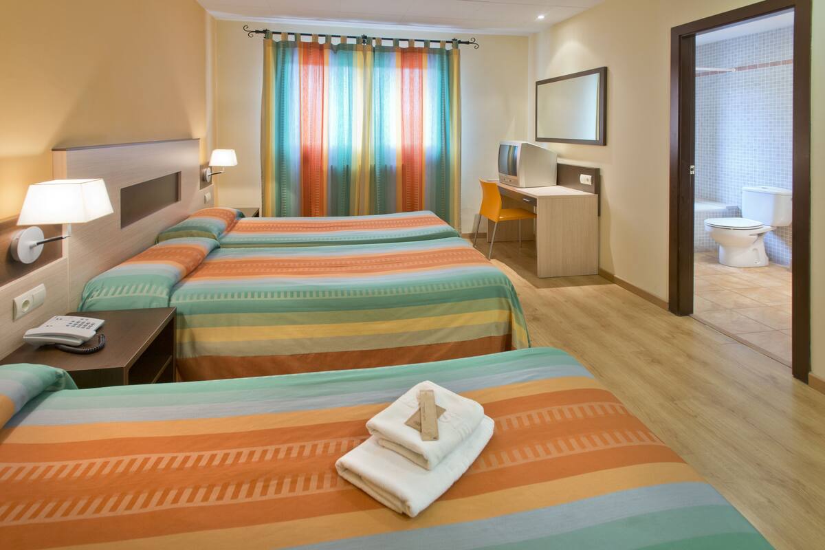 Habitación cuádruple (2 adults + 2 children) | Escritorio, camas supletorias, wifi gratis