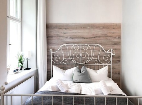 Cubrecamas, decoración personalizada, muebles diferentes y escritorio