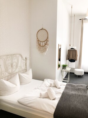 Cubrecamas, decoración personalizada, muebles diferentes y escritorio 