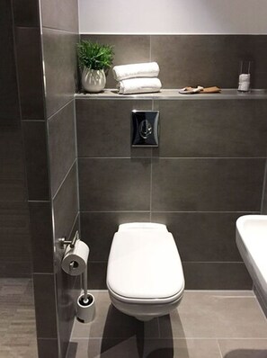 Doppelzimmer, eigenes Bad ( ECO) | Badezimmer | Haartrockner, Handtücher