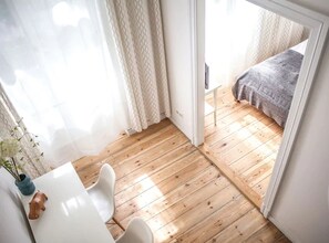 Cubrecamas, decoración personalizada, muebles diferentes y escritorio 