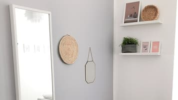 Enkeltværelse - fælles badeværelse | Dundyner, individuelt design, individuel indretning, skrivebord