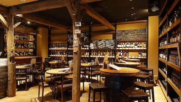 供应早餐、午餐和晚餐