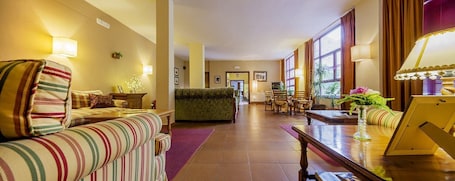 Sala de estar en el lobby. Arcea Hotel Mirador de Cabrales
