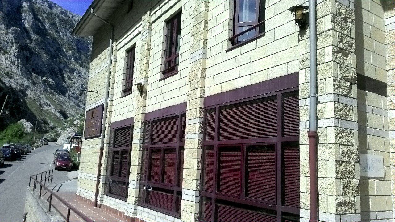 Um edifício com grandes janelas e fachada de pedra.