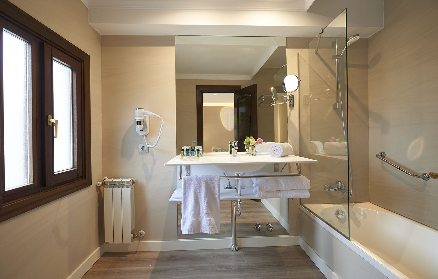 combined shower/bathtub, hair dryer, towels