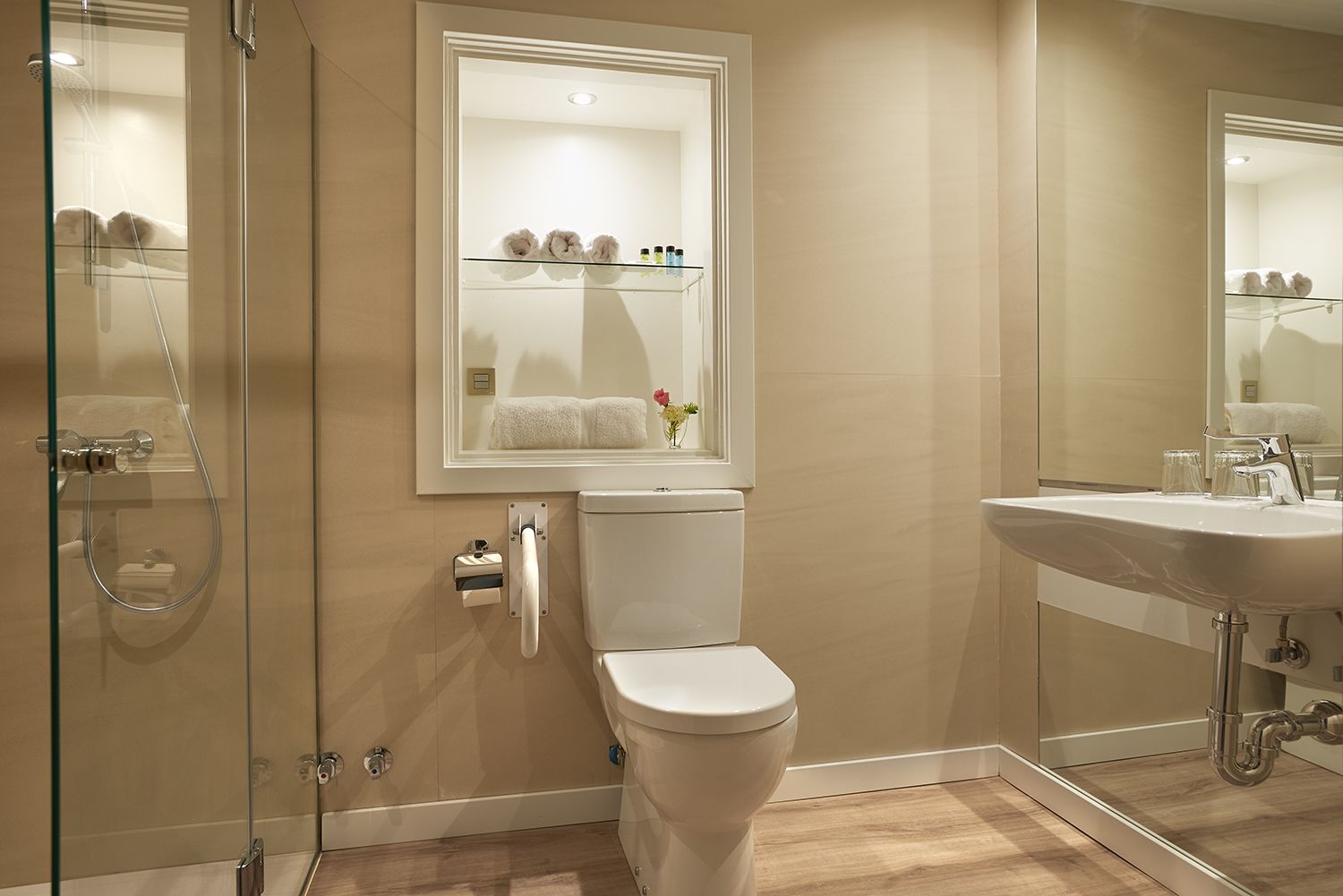 triple room | bathroom | combined shower/bathtub, hair dryer, towels