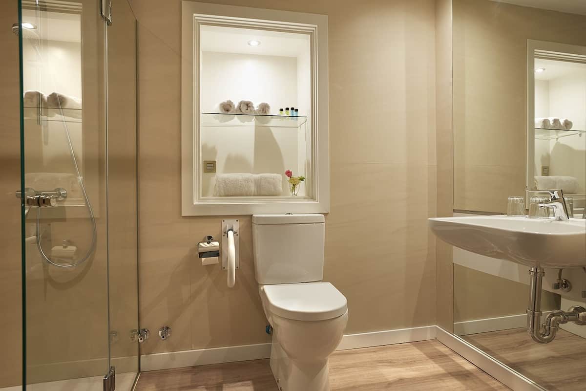 triple room | bathroom | combined shower/bathtub, hair dryer, towels