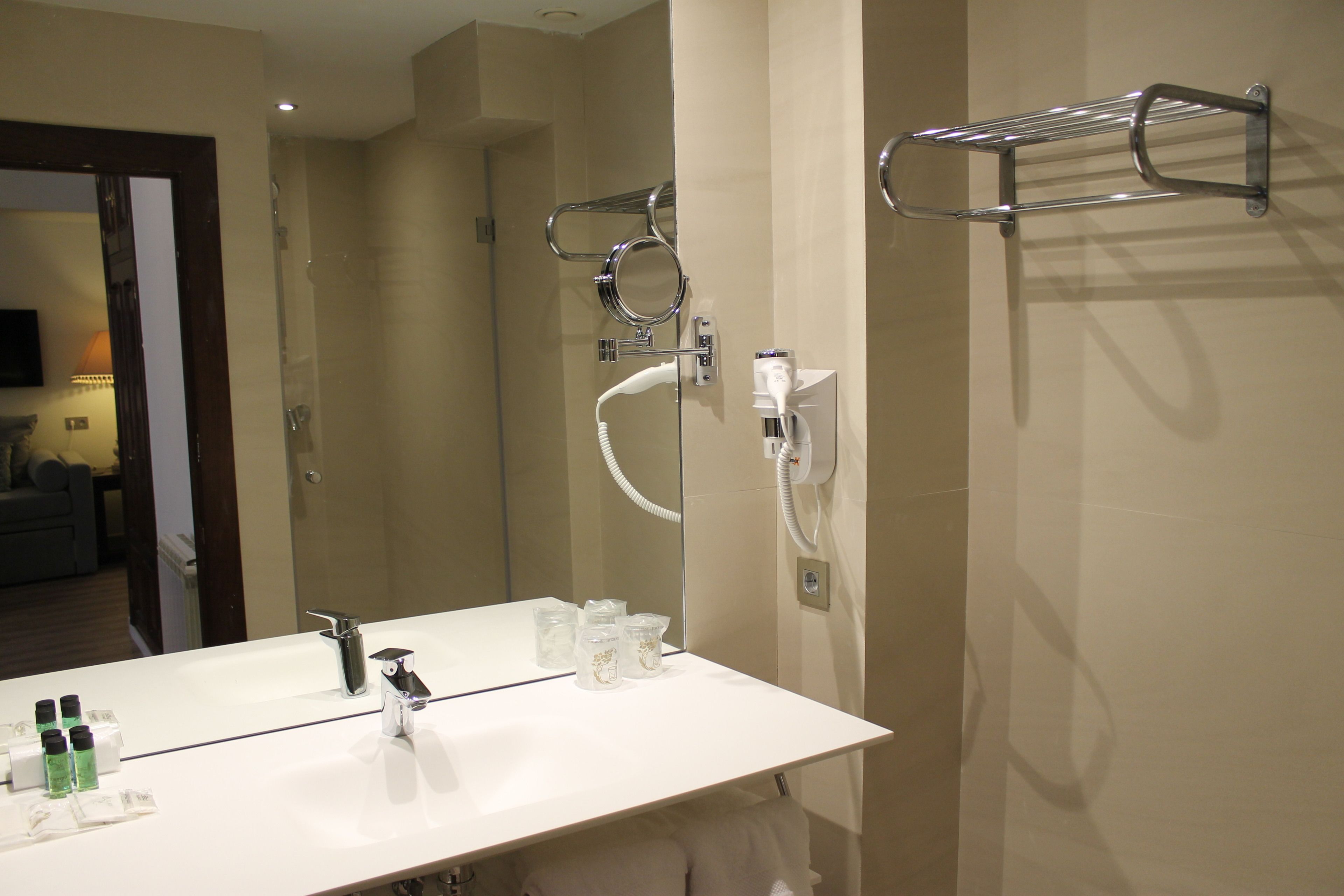 standard room, sea view | bathroom | combined shower/bathtub, hair dryer, towels
