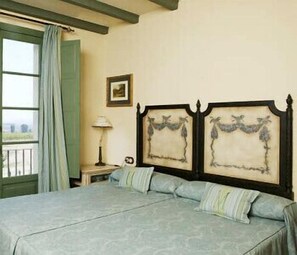 Twin Room | Minibar, in-room safe, blackout drapes, iron/ironing board - Hacienda Montija (Huelva)