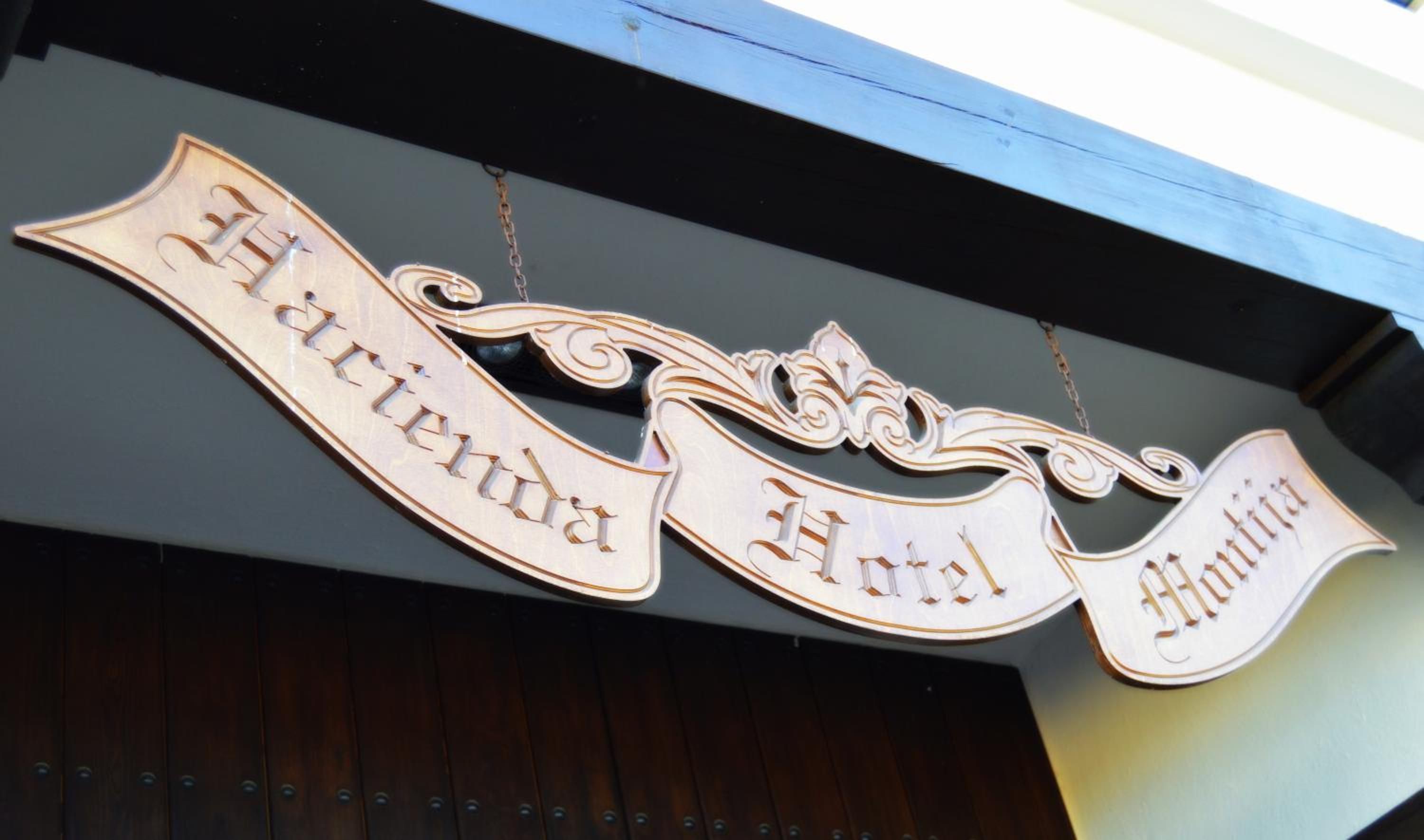 A hotel sign with the name 'Hotel La Antigua.'