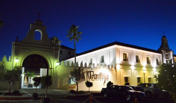 Fachada de la propiedad por la tarde o noche