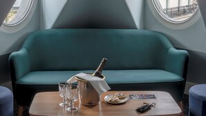 ルーム (Sous les Toits 2) | 高級寝具、ピロートップベッド、ミニバー、セーフティボックス (室内)