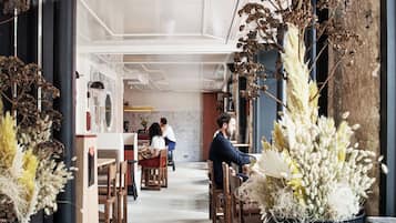 Petit déjeuner et dßner servis sur place