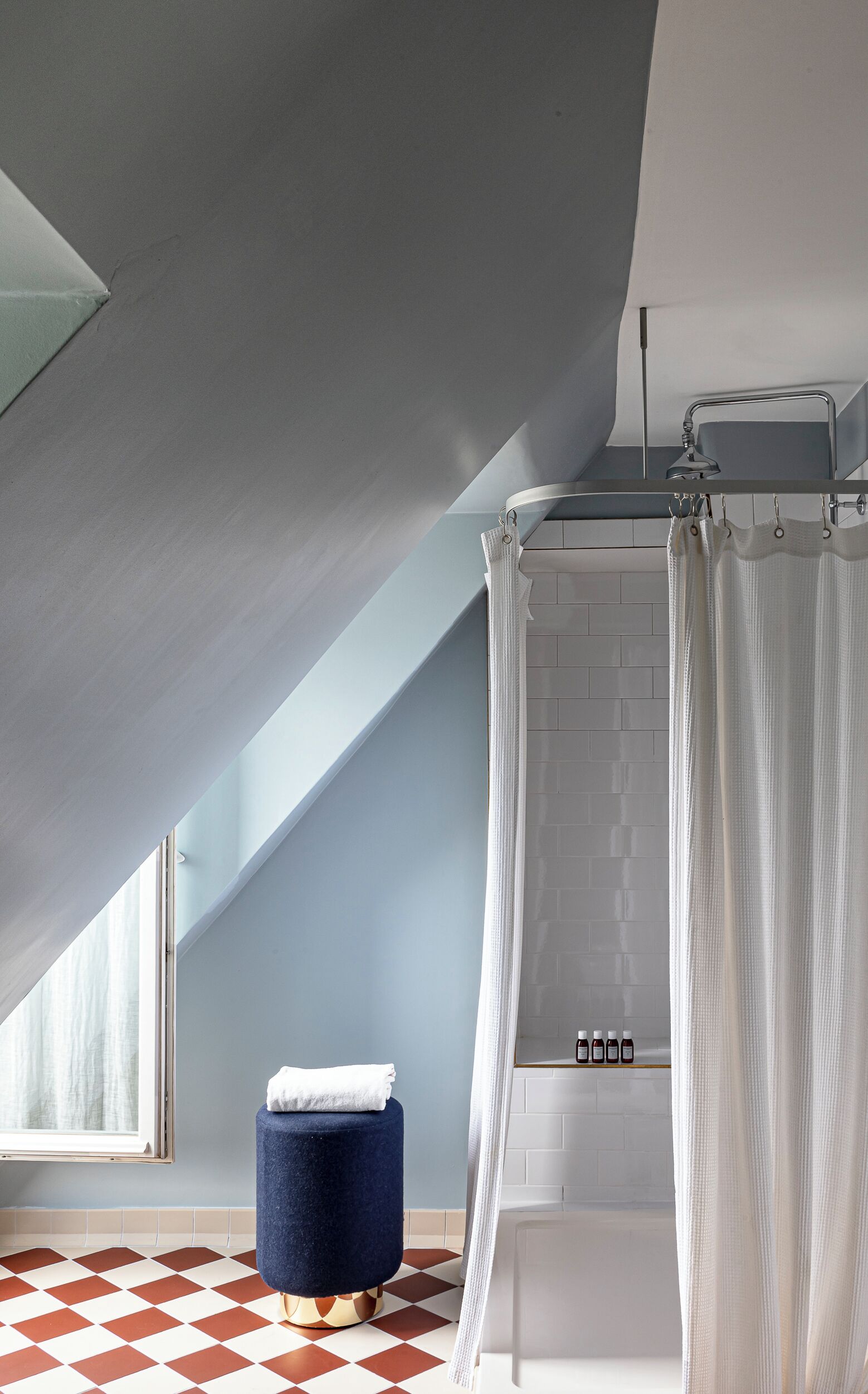 Ein modernes Badezimmer mit Dusche, Handtuchhalter und Ablage für Toilettenartikel.