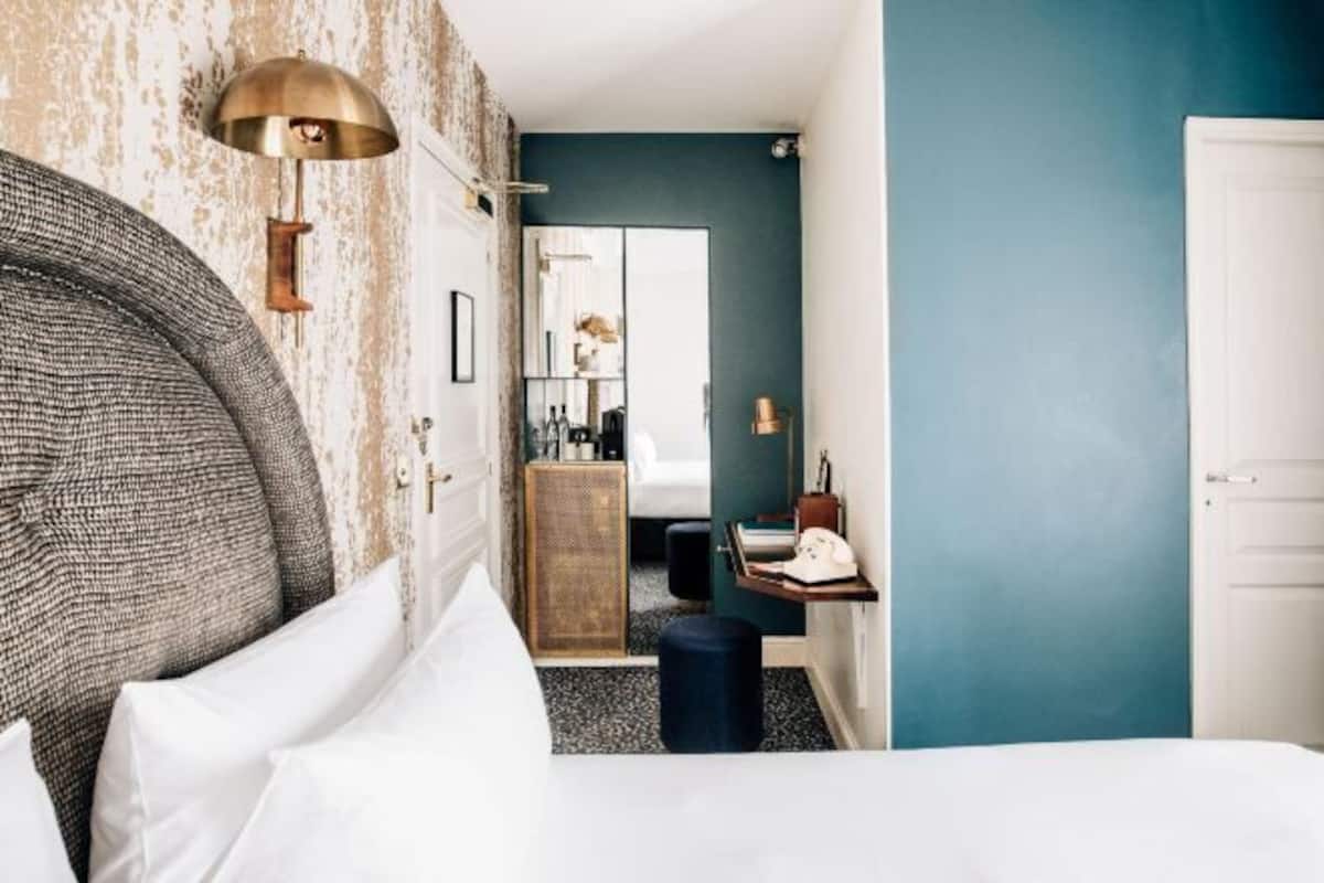 Ropa de cama de alta calidad, colchones con pillow-top y minibar