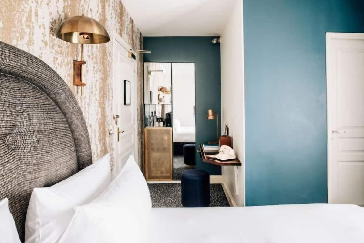 Premium bedding, pillow-top beds, minibar, in-room safe